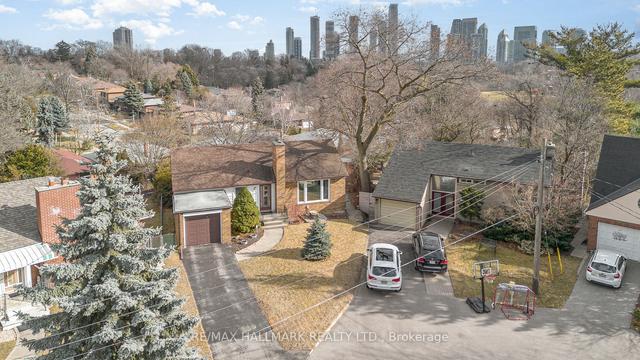 31 Beaucourt Rd, House detached with 2 bedrooms, 2 bathrooms and 3 parking in Toronto ON | Image 1