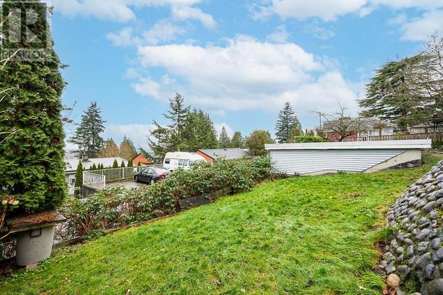 5644 Patrick Street, House detached with 4 bedrooms, 3 bathrooms and 1 parking in Burnaby BC | Image 36