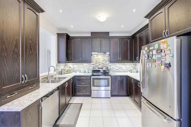 43 Ivor Cres, House attached with 3 bedrooms, 3 bathrooms and 6 parking in Brampton ON | Image 5