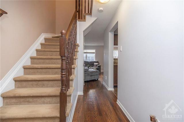 431 Dusk Private, Townhouse with 3 bedrooms, 2 bathrooms and 3 parking in Ottawa ON | Image 2