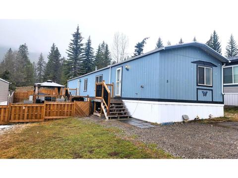 5 Champlain Place, Home with 3 bedrooms, 2 bathrooms and 4 parking in Elkford BC | Card Image