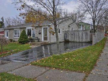 2304 Middlesmoor Cres, House semidetached with 3 bedrooms, 2 bathrooms and 4 parking in Burlington ON | Image 1