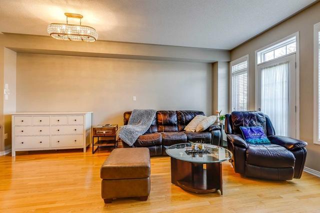 7186 Triumph Lane, Townhouse with 3 bedrooms, 3 bathrooms and 2 parking in Mississauga ON | Image 2