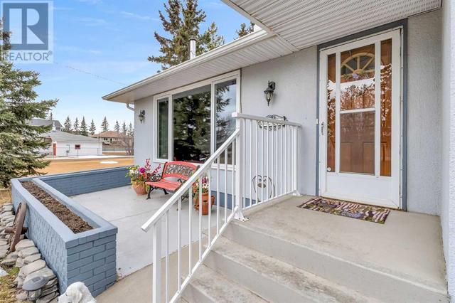 4222 50 Avenue, House detached with 4 bedrooms, 2 bathrooms and 4 parking in Olds AB | Image 2