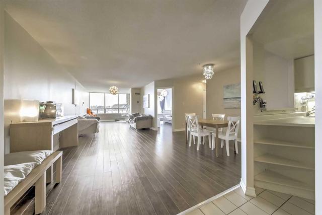 813 - 22 Clarissa Dr, Condo with 2 bedrooms, 2 bathrooms and 1 parking in Richmond Hill ON | Image 3