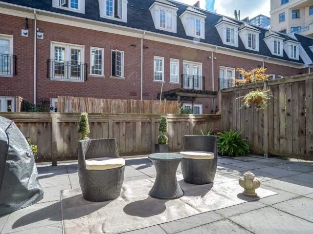 th 2 - 11 Niagara St, Townhouse with 2 bedrooms, 2 bathrooms and 1 parking in Toronto ON | Image 1