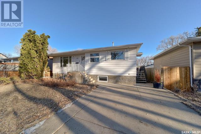 822 Grandview Street W, House detached with 5 bedrooms, 2 bathrooms and null parking in Moose Jaw SK | Image 2