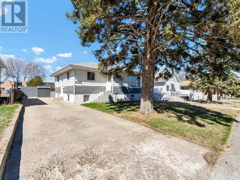 1918 15 Avenue Se, House detached with 4 bedrooms, 2 bathrooms and 4 parking in Medicine Hat AB | Card Image