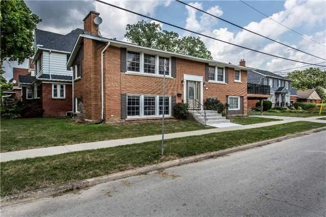 17 Rockcliffe Rd, House detached with 2 bedrooms, 2 bathrooms and 2 parking in St. Catharines ON | Image 2
