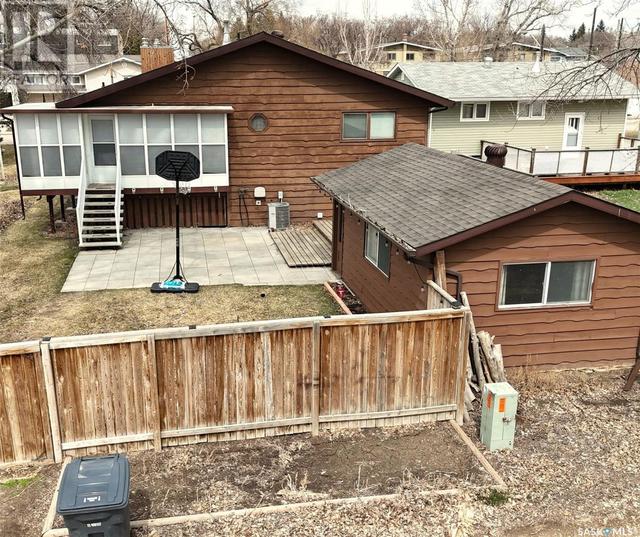 1224 Walker Street, House detached with 5 bedrooms, 3 bathrooms and null parking in Swift Current SK | Image 3