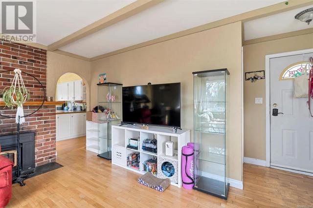 4064 Livingstone Ave N, House detached with 3 bedrooms, 2 bathrooms and 2 parking in Saanich BC | Image 4