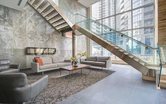 1036 - 15 Iceboat Terr, Condo with 2 bedrooms, 2 bathrooms and 1 parking in Toronto ON | Image 23