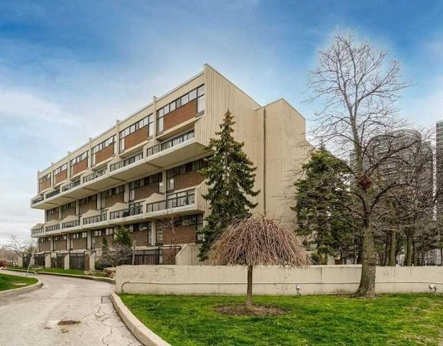 142 - 2 Valhalla Inn Rd, Condo with 3 bedrooms, 3 bathrooms and 1 parking in Toronto ON | Card Image