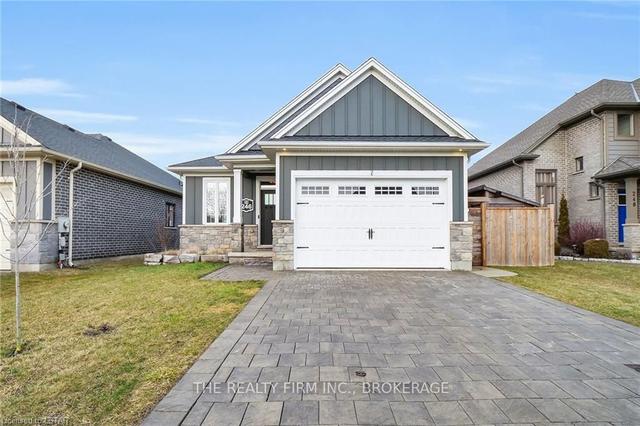 246 Snyders Ave, House detached with 2 bedrooms, 2 bathrooms and 4 parking in Central Elgin ON | Image 1