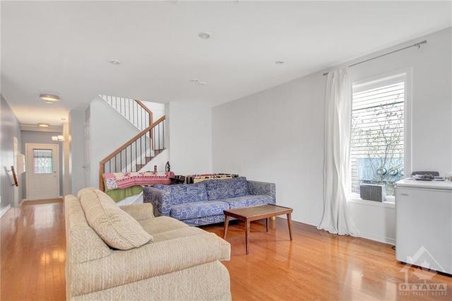 19 Woodson Street, Townhouse with 3 bedrooms, 3 bathrooms and 3 parking in Ottawa ON | Image 8