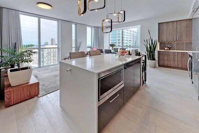 3311 - 1 Yorkville Ave, Condo with 2 bedrooms, 2 bathrooms and 1 parking in Toronto ON | Image 3