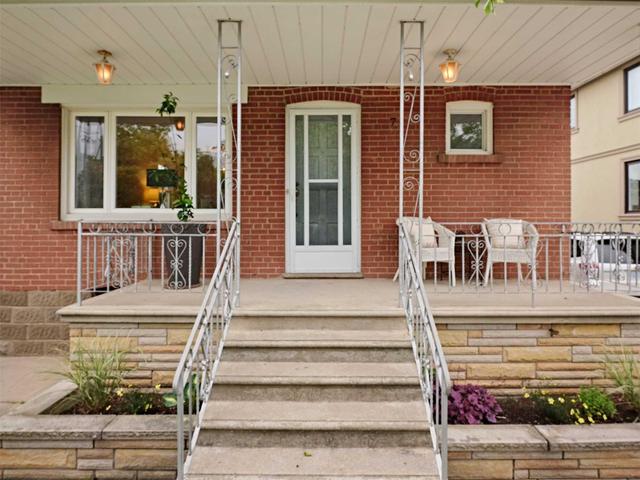 7 Ashmore Ave, House detached with 3 bedrooms, 2 bathrooms and 4 parking in Toronto ON | Image 1