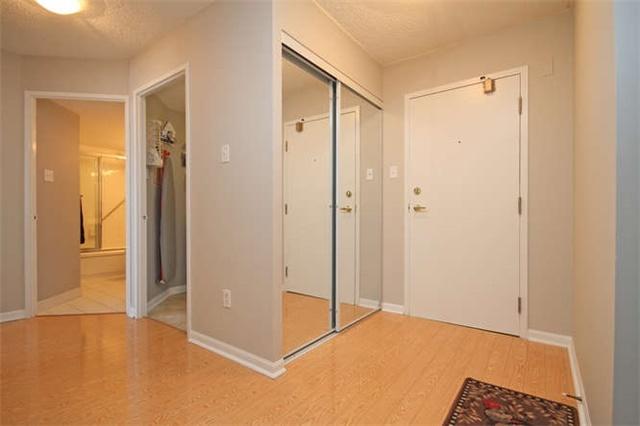 405 - 12 Laurelcrest St, Condo with 2 bedrooms, 1 bathrooms and 1 parking in Brampton ON | Image 3