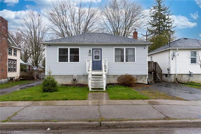 225 Robert Street, House detached with 2 bedrooms, 1 bathrooms and 1 parking in Greater Napanee ON | Image 1