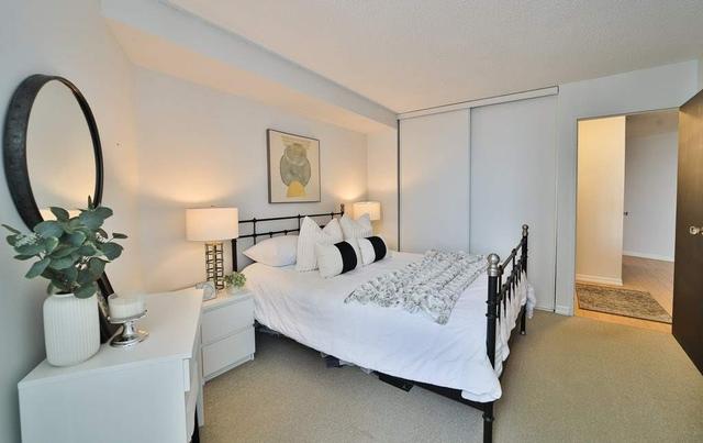 1304 - 250 Queens Quay W, Condo with 1 bedrooms, 1 bathrooms and 1 parking in Toronto ON | Image 6
