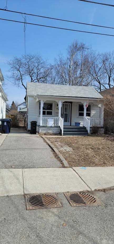 83 Kalmar Ave, House detached with 2 bedrooms, 1 bathrooms and 1 parking in Toronto ON | Image 4