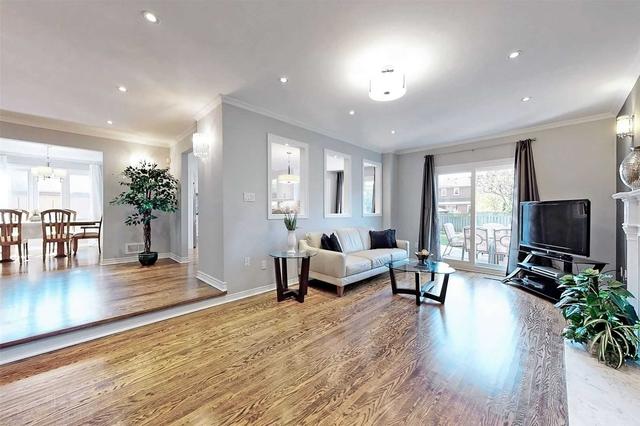 8 Brogan Crt, House detached with 4 bedrooms, 5 bathrooms and 9 parking in Markham ON | Image 2