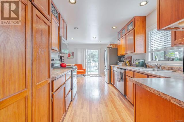 589 Kay St, House detached with 4 bedrooms, 2 bathrooms and 6 parking in Saanich BC | Image 11