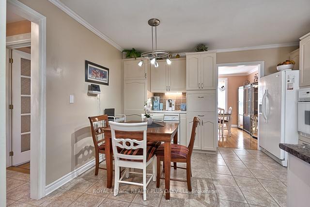 52 Glebe Cres, House detached with 2 bedrooms, 2 bathrooms and 8 parking in Brampton ON | Image 2