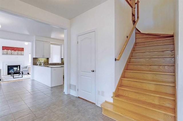 2 Moore's Crt, House attached with 4 bedrooms, 3 bathrooms and 3 parking in Markham ON | Image 9