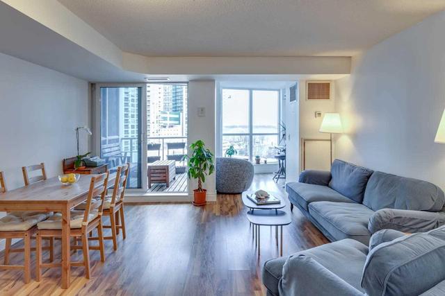 503 - 208 Queens Quay W, Condo with 2 bedrooms, 2 bathrooms and 1 parking in Toronto ON | Image 2