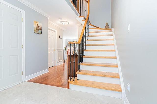 20 Twin Pine Cres, House attached with 3 bedrooms, 4 bathrooms and 2 parking in Brampton ON | Image 3