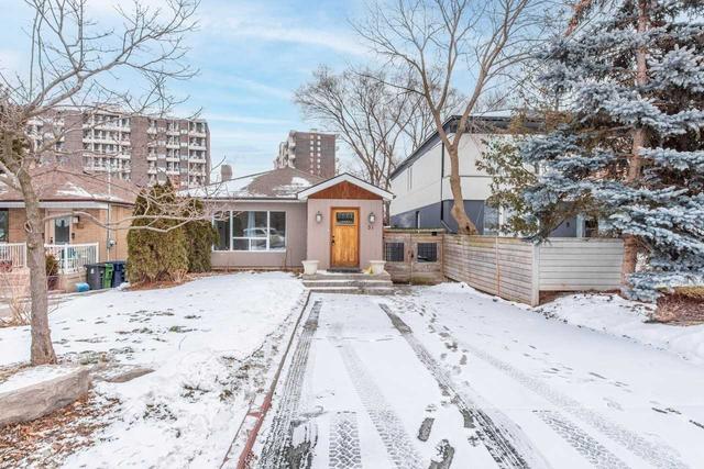 b - 31 South Kingsway Dr, House detached with 2 bedrooms, 1 bathrooms and 6 parking in Toronto ON | Image 1
