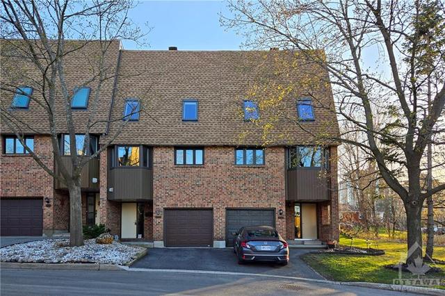 1462 Bryson Lane, Townhouse with 3 bedrooms, 3 bathrooms and 2 parking in Ottawa ON | Image 3