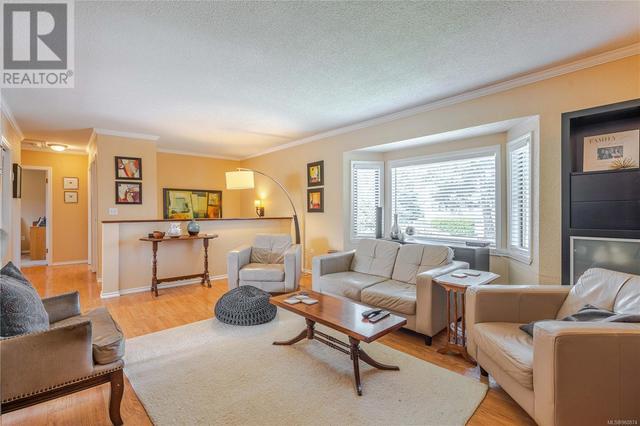 589 Kay St, House detached with 4 bedrooms, 2 bathrooms and 6 parking in Saanich BC | Image 7