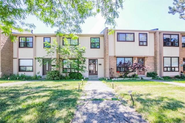 99 Guildford Cres, Townhouse with 3 bedrooms, 2 bathrooms and 2 parking in Brampton ON | Image 1