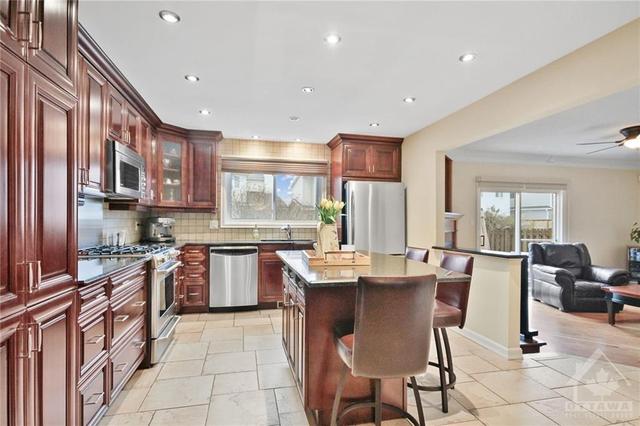 35 Ivylea Street, House detached with 4 bedrooms, 3 bathrooms and 5 parking in Ottawa ON | Image 9