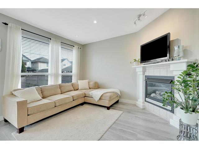 6736 184 Street, House attached with 4 bedrooms, 4 bathrooms and 3 parking in Surrey BC | Image 5