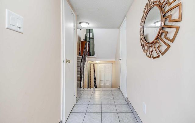 19 Mccallum Crt, Townhouse with 3 bedrooms, 2 bathrooms and 1 parking in Brampton ON | Image 2