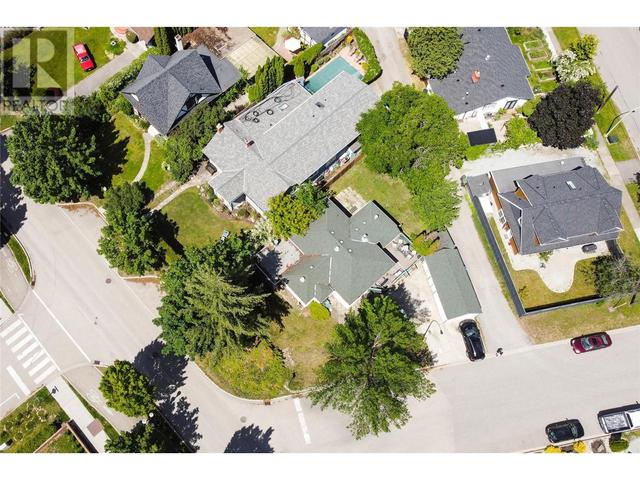 1967 Abbott Street, House detached with 2 bedrooms, 1 bathrooms and 1 parking in Kelowna BC | Image 2