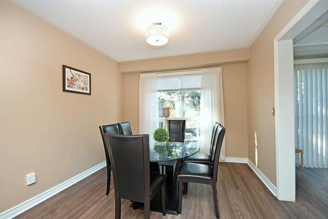8 Heathcliffe Sq, Townhouse with 3 bedrooms, 3 bathrooms and 2 parking in Brampton ON | Image 2