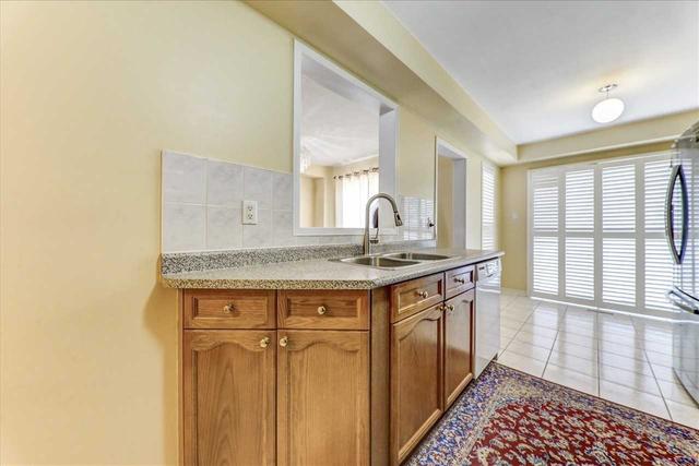 136 Kayla Cres, House attached with 3 bedrooms, 4 bathrooms and 3 parking in Vaughan ON | Image 5