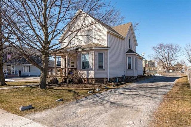 11 Carlton St, House detached with 3 bedrooms, 2 bathrooms and 50 parking in St. Catharines ON | Image 1