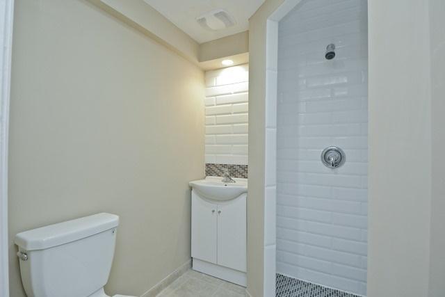 81 Rock Fernway, Townhouse with 3 bedrooms, 2 bathrooms and 1 parking in Toronto ON | Image 17