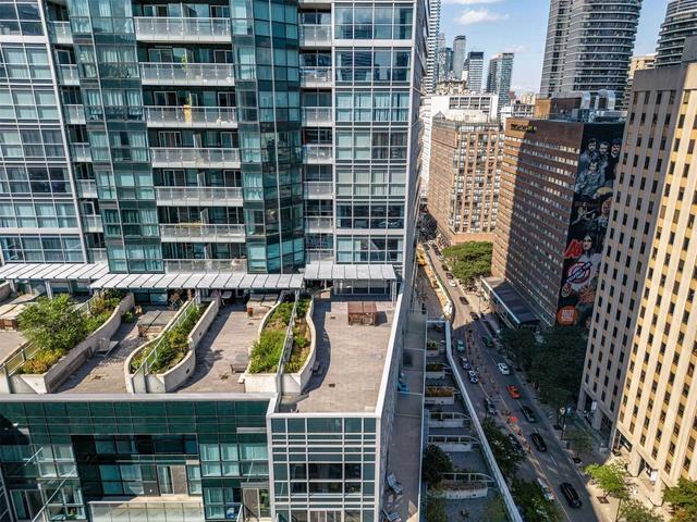 1407 - 386 Yonge St, Condo with 3 bedrooms, 2 bathrooms and 1 parking in Toronto ON | Image 6