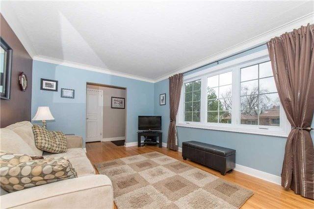34 Bellamy Rd S, House detached with 3 bedrooms, 1 bathrooms and 2 parking in Toronto ON | Image 5