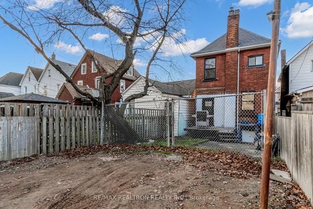 56 Kinrade Ave, House detached with 3 bedrooms, 2 bathrooms and 1 parking in Hamilton ON | Image 2