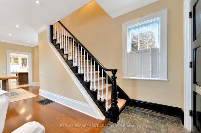 124 Chisholm St, House detached with 2 bedrooms, 2 bathrooms and 6 parking in Oakville ON | Image 4