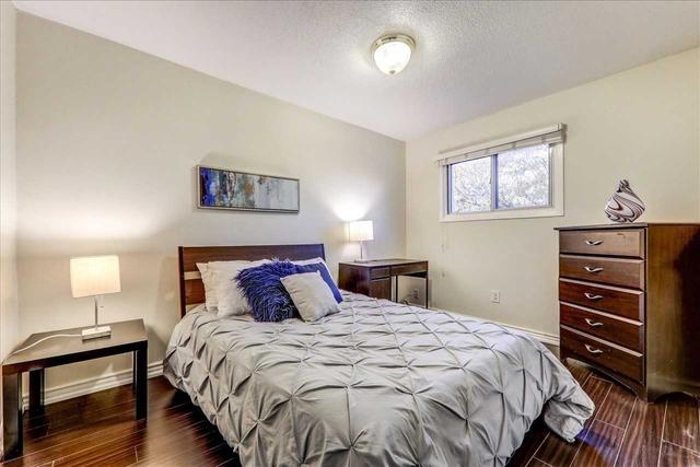 22 Enmount Dr, Townhouse with 3 bedrooms, 2 bathrooms and 2 parking in Brampton ON | Image 3