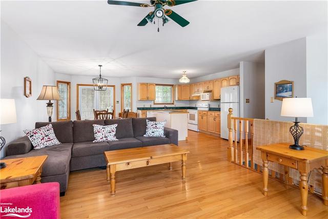 255 Town Line Road W, House detached with 4 bedrooms, 2 bathrooms and 4 parking in Huntsville ON | Image 2
