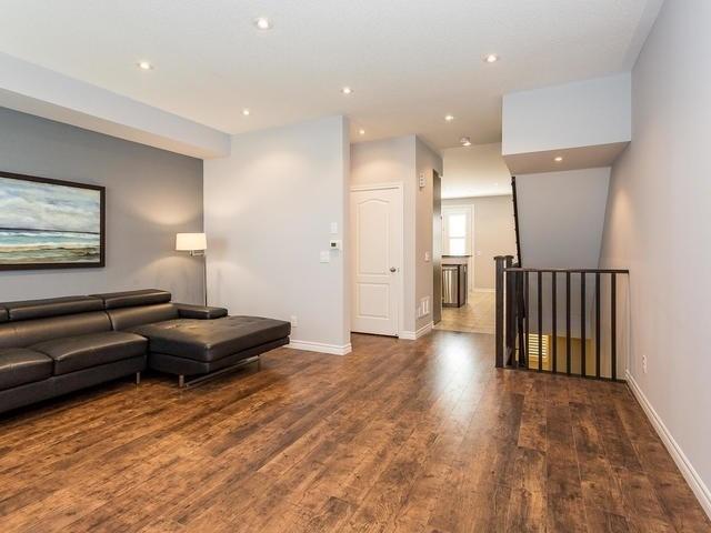 42 Soccavo Cres, Townhouse with 3 bedrooms, 4 bathrooms and 1 parking in Brampton ON | Image 7